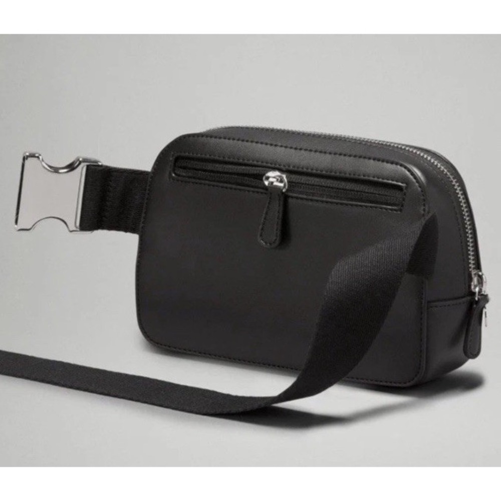 Lululemon Everywhere Belt Bag Cactus Leather Alternative 1L Black/silver - Picture 2 of 13